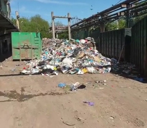 UPDATE - Acţiune a Gărzii de Mediu în judeţul Călăraşi, la firme care depozitează şi ard ilegal deşeuri / Şeful Gărzii de mediu: Sunt cantităţi impresionante de deşeuri pe domeniul public - VIDEO