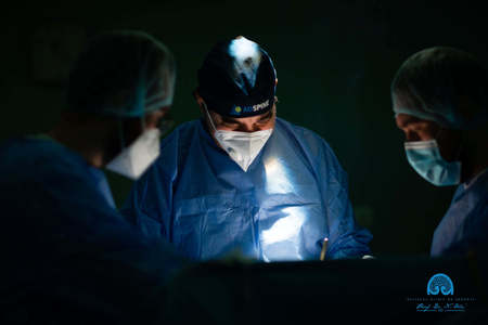 Iaşi: Femeie cu o tumoră vertebrală complexă care îi afecta două coaste din zona plămânilor, operată la Spitalul de Neurochirurgie
