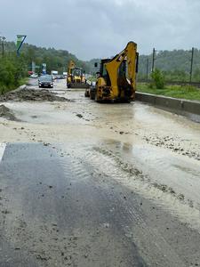 UPDATE - Drumul naţional 1, blocat pe Valea Prahovei, pe sensul spre Braşov, din cauza aluviunilor scurse de pe versanţi/ Traficul este deviat prin localitatea Breaza/ Traficul a fost reluat, se circulă cu viteză redusă