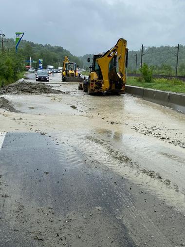 UPDATE - Drumul naţional 1, blocat pe Valea Prahovei, pe sensul spre Braşov, din cauza aluviunilor scurse de pe versanţi/ Traficul este deviat prin localitatea Breaza/ Traficul a fost reluat, se circulă cu viteză redusă