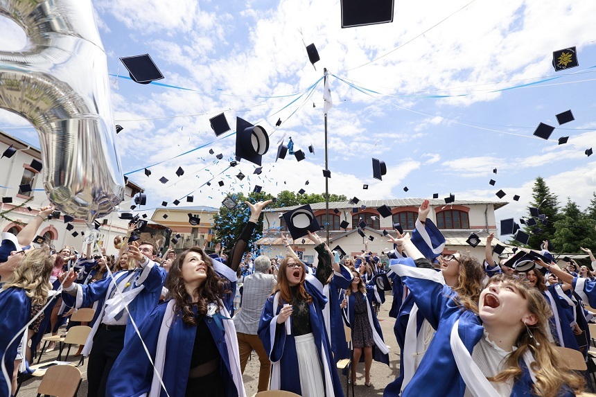 Buzău - Festivitate emoţionantă de absolvire la cel mai prestigios liceu din judeţ. Părinţii elevilor au putut urmări ceremonia doar online - FOTO