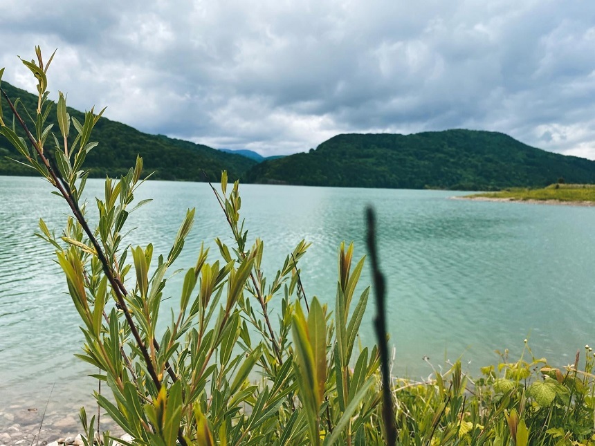 Director „Apele Române”, la lacul de acumulare Târlung din Braşov: De pe acest lac se colectează aproape două camioane pline de gunoi pe săptămână. Este o activitate permanentă, de Sisif
