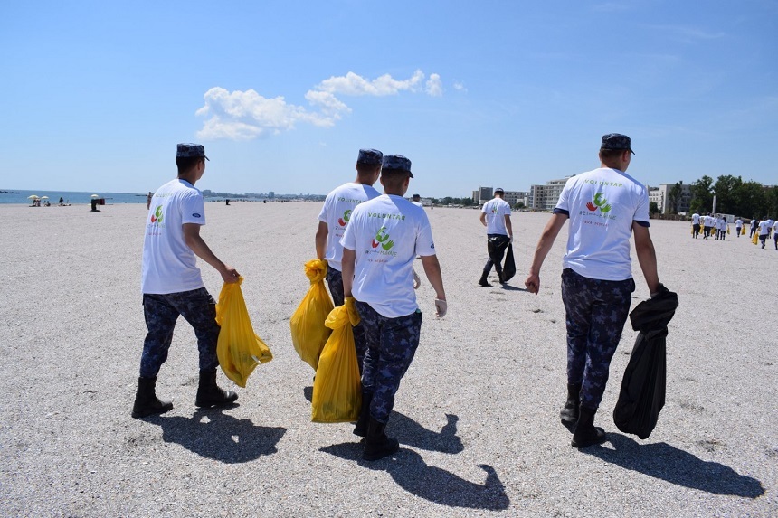 Patru maşini de gunoi şi deşeuri, adunate de pe plaje de către voluntari, de Ziua Mediului
