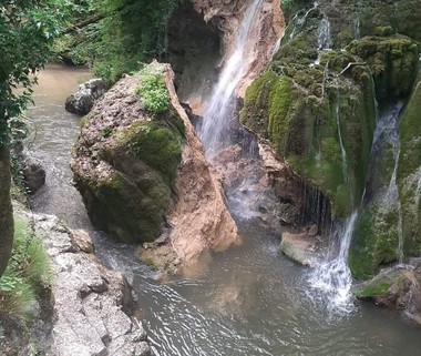 UPDATE - Cascada Bigăr s-a prăbuşit din cauze naturale / Romeo Dunca: Sunt şocat. Era cel mai vizitat loc din judeţ / Un ghid de turism susţine că apa a fost deviată pentru o păstrăvărie / Momentul prăbuşirii - VIDEO