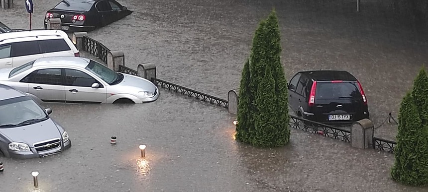 Subsoluri de case şi blocuri din Craiova, inundate după o ploaie torenţială / Zeci de maşini, surprinse de torenţi pe străzi, în unele locuri apa având un metru / O stradă s-a surpat - FOTO / VIDEO

