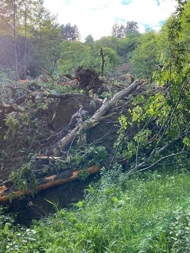 Buzău: Primarul din Nehoiu afirmă că alunecarea de teren de la Bâsca Rozilei s-a produs din cauza naturale şi că a fost deviat un curs de apă, ca măsură de necesitate - FOTO, VIDEO