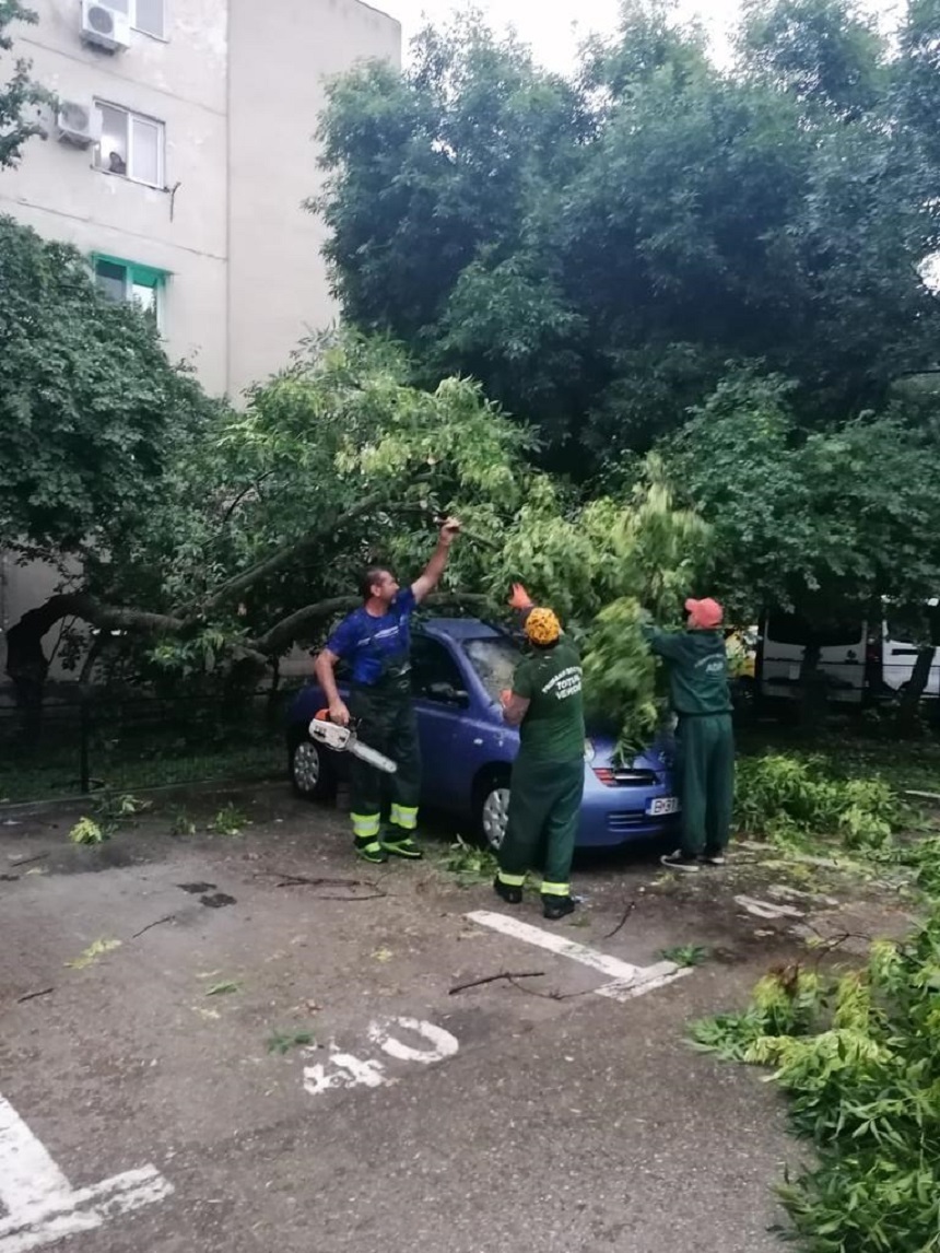 Primăria Sectorului 4 anunţă că îi sprijină pe proprietarii ale căror maşini au fost avariate în urma ploii torenţiale de vineri seară, să-şi recupereze daunele. Ce trebuie sa facă cei afectaţi