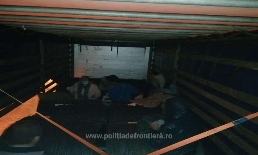 Şapte cetăţeni străini, din Afganistan şi Iran, ascunşi într-un autocamion încărcat cu baloţi de sârmă, depistaţi la punctul de trece a frontierei Petea - FOTO