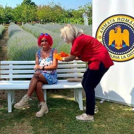 Vaccinare în lanul de lavandă, la centrul mobil de al Spitalului Militar Timişoara, din localitatea Fibiş - FOTO