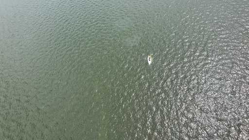 Trei persoane au fost recuperate de pompieri după ce s-au răsturnat cu velierul pe lacul Siutghiol din Mamaia - VIDEO