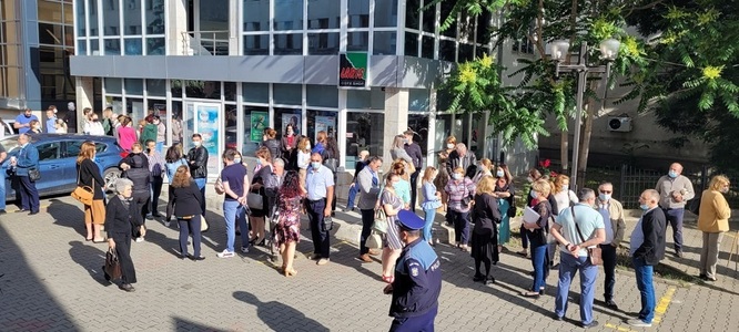 Angajaţii Primăriei Focşani protestează pentru a doua zi consecutiv faţă de neplata salariilor