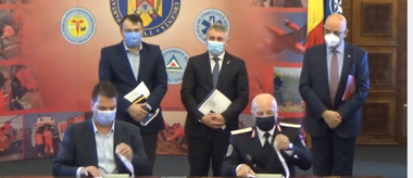 Peste 470 de autospeciale de intervenţie pentru pompieri vor fi cumpărate din fonduri europene / Suma totală pentru care s-au semnat acorduri cadru depăşeşte 150 de milioane de euro/ Arafat anunţă că 40% dintre maşinile IGSU sunt mai vechi de 25 de ani 
