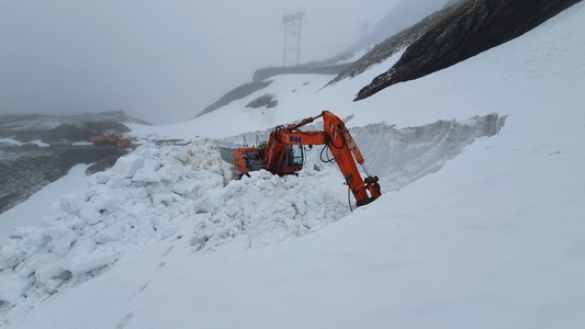 Intervenţiile pentru deszăpezirea Transfăgărăşanului continuă/ În unele locuri, stratul de zăpadă depăşeşte şapte-opt metri - VIDEO