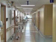 Unul dintre cele două aparate de anestezie ale Spitalului Clinic Judeţean de Urgenţă Craiova este defect. Au fost operaţi doar pacienţii consideraţi urgenţe. Managerul afirmă că situaţia va fi rezolvată în această seară