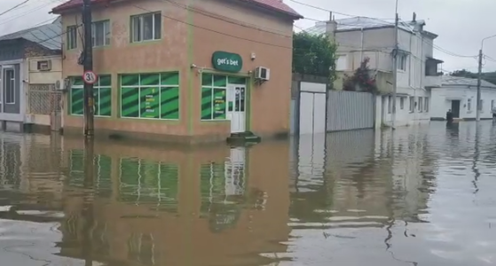Mai multe cartiere ale oraşului Galaţi, inundate în urma ploilor abundente / Un adăpost cu 500 de animale, inundat - VIDEO