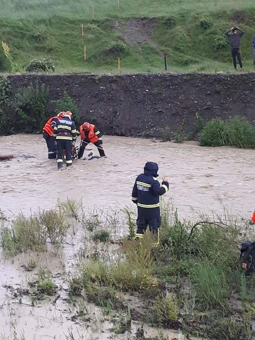UPDATE - Un bărbat a murit după ce a fost luat de o viitură, în judeţul Neamţ/ În Bacău, este căutată o persoană care a căzut în apă după ce un podeţ s-a rupt / Sat izolat în Vrancea - FOTO, VIDEO