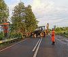 Copac prăbuşit pe un drum naţional şi acoperiş smuls de vânt în urma unei furtuni, în judeţul Hunedoara - FOTO