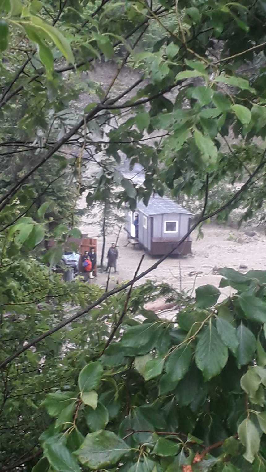 IGSU: 49 de localităţi din 18 judeţe, afectate în urma ploilor abundente/ La Nereju (Vrancea), s-a reluat intervenţia pentru salvarea a 12 muncitori blocaţi într-un vagon remorcă înconjurat de ape/ În Bacău, şapte oameni au fost evacuaţi - FOTO