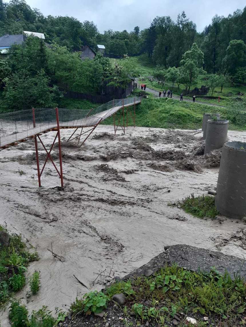 Vrancea: 60 de gospodării izolate la Nistoreşti, în zonă accesul fiind posibil doar pentru pietoni/ La Mirceşti, o femeie şi trei copii au fost evacuaţi din locuinţa inundată - FOTO, VIDEO