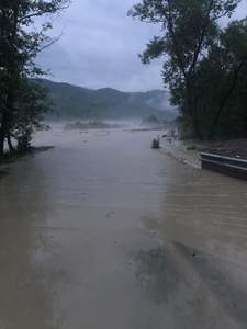 Mai multe drumuri din Vrancea sunt impracticabile, după ce au fost inundate / Autorităţile au decis închiderea lor
