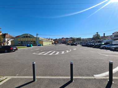 Centrul de vaccinare drive thru din centrul municipiului Sibiu se mută într-o parcare mai mică / Peste 8.000 de doze administrate de la deschiderea centrului 