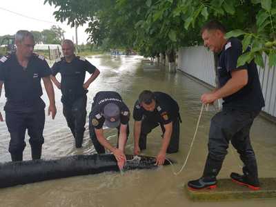 Vrancea: Apele încep să se retragă la Bilieşti, toţi localnicii având acces în gospodării/ Peste 550 de hectare de culturi au fost distruse - VIDEO