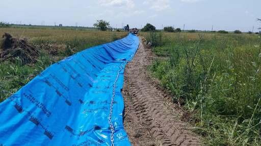 UPDATE - Autorităţile din Vrancea rămân în alertă, după ce râul Putna a atins niveluri istorice/ Se intervine cu motopompe/ A început montarea de panouri metalice pentru protejarea localităţii Vadu Roşca - FOTO