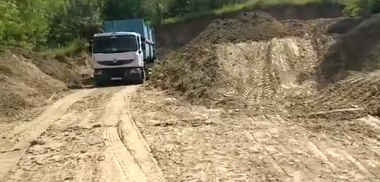 Şeful Gărzii de Mediu anunţă că a fost găsită o groapă ilegală de gunoi, administrată chiar de către primăria dintr-o comună din Vâlcea - VIDEO
