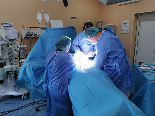 FOTO: Medicii au stat în sala de operaţie 8 ore. Cel de-al doilea caz opera teste cel al unei paciente de 46 de ani cu traumatism la cotul stâng 