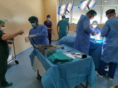 Operaţiile de transplant osteo-tendinos au fost reluate la Spitalul Clinic Colentina cu două intervenţii complexe. Primul pacient operat, o fetiţă de 13 ani cu o tumoare recidivată la picior - FOTO