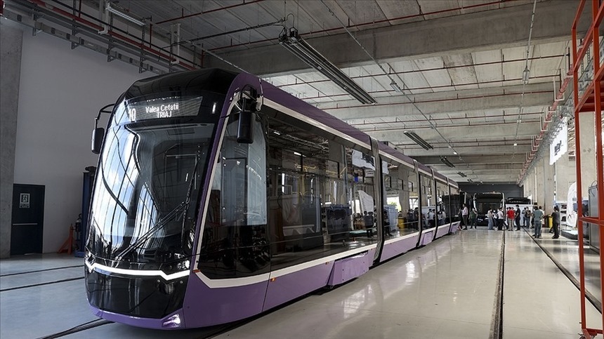 A sosit la Timişoara primul tramvai produs de compania Bozankaya din Turcia, dintr-un lot de 21 cumpărate cu bani europeni. Garnitura va fi pusă pe şine şi va intra în probe

