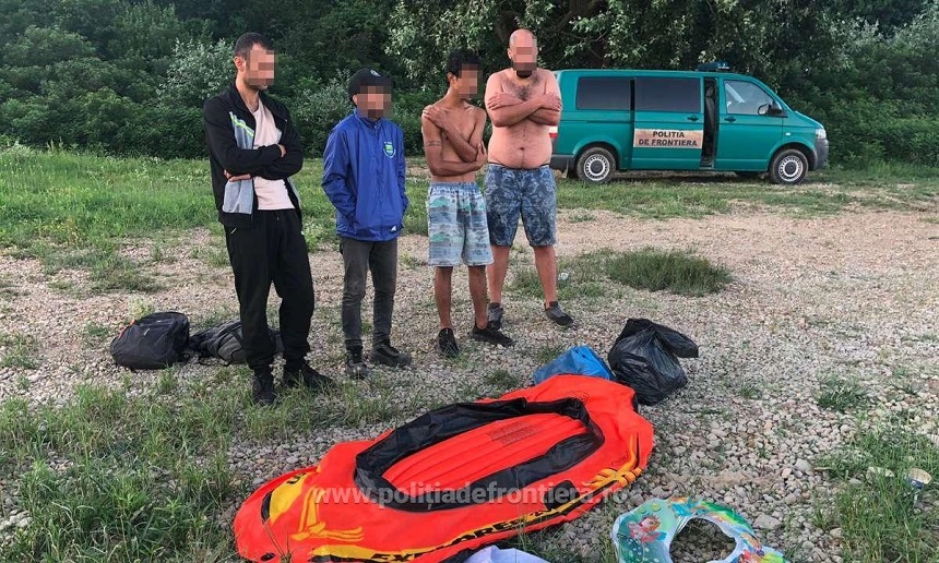 Patru migranţi salvaţi de poliţiştii de frontieră din apele Dunării - FOTO
