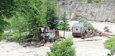 Vrânceanul care a salvat 12 oameni surprinşi de viitură pe o insulă, într-o zonă împădurită de pe raza comunei Nereju: Aşa ceva nu se uită. Am trăit într-o zi cât pentru o viaţă - FOTO, VIDEO
