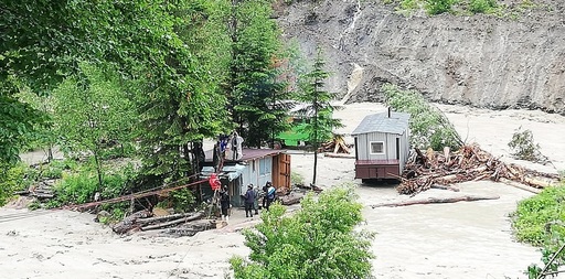 Vrânceanul care a salvat 12 oameni surprinşi de viitură pe o insulă, într-o zonă împădurită de pe raza comunei Nereju: Aşa ceva nu se uită. Am trăit într-o zi cât pentru o viaţă - FOTO, VIDEO