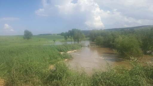 Şedinţă de urgenţă la Minsterul Mediului, după ce s-a rupt un dig pe un iaz într-o comună din Neamţ / A fost transmis mesaj RO-Alert pe o distanţă de 20 de kilometri în aval

