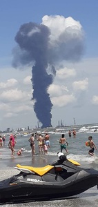 UPDATE - Explozie la Rafinăria Petromidia - Ministrul Mediului: Impactul asupra mediului va fi major / Norul de fum nu se deplasează spre ţărm, se deplasează spre mare / Precizările ANM
