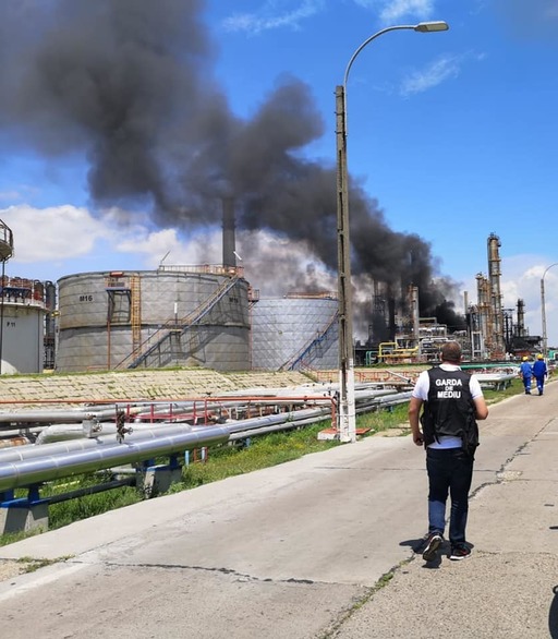 Explozie şi incendiu la Rafinăria Petromidia - Ministerul Mediului anunţă valori crescute ale indicatorilor monitorizaţi, la staţia Năvodari Tabără, fără a se atinge valorile limită / Va fi verificat modul în care compania a respectat prevederile de mediu