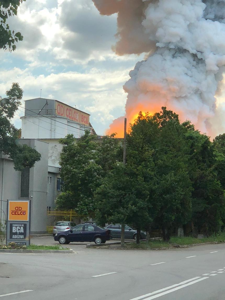 UPDATE Constanţa: Incendiu puternic la o magazie de aluminiu la o fabrică de BCA. Martorii au afirmat că s-ar fi auzit trei explozii / Pericolul extinderii focului în vecinătăţi, eliminat - FOTO, VIDEO