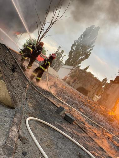 Prefectul Constanţei afirmă că incendiul de la fabrica de BCA a fost provocat de o explozie la o pastă sau pulbere de aluminiu, iar scânteile au ajuns într-o zonă unde erau role de carton bitumat