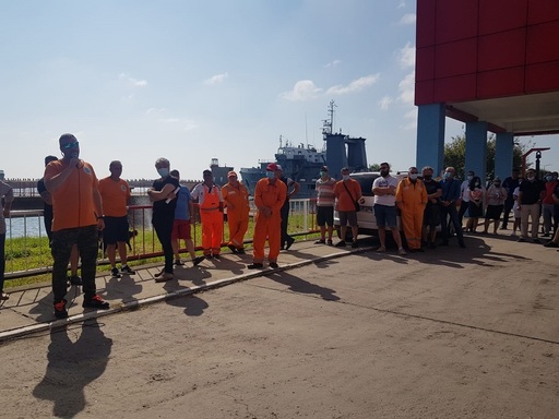 Protest la sediul Agenţiei Române de Salvare a Vieţii Omeneşti pe Mare după anunţul ministrului Transporturilor de desfiinţare a instituţiei. Liderul de sindicat susţine că instituţia trebuie să rămână civilă şi nu poate trece la ISU - FOTO
