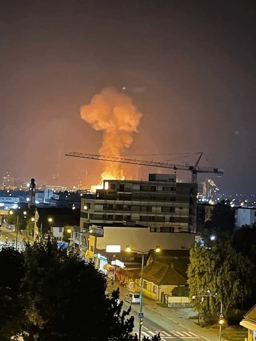 UPDATE - Explozie şi incendiu la Combinatul Azomureş - Un bărbat rănit a primit îngrijiri medicale şi a fost externat / Cauza incidentului, fisurarea unei conducte care transporta gaz de sinteză la presiune foarte mare  - VIDEO