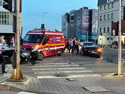 O maşină de pompieri aflată în misiune a fost implicată într-un accident rutier în Craiova / Un pompier a fost rănit 