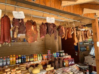 O cantitate de peste jumătate de tonă de produse alimentare, retrasă de la comercializare de Protecţia Consumatorilor, după controale în zona Transfăgărăşan - Bâlea Lac - FOTO