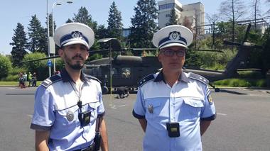UPDATE - Elicopter aterizat în Capitală – Un echipaj de Poliţie Rutieră, prima maşină în intersecţie / Agenţii au oprit circulaţia, alertându-şi colegii / Trei maşini, avariate de stâlpii căzuţi / Postarea MAI