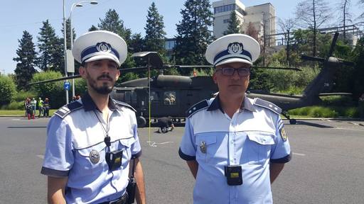 UPDATE - Elicopter aterizat în Capitală – Un echipaj de Poliţie Rutieră, prima maşină în intersecţie / Agenţii au oprit circulaţia, alertându-şi colegii / Trei maşini, avariate de stâlpii căzuţi / Postarea MAI