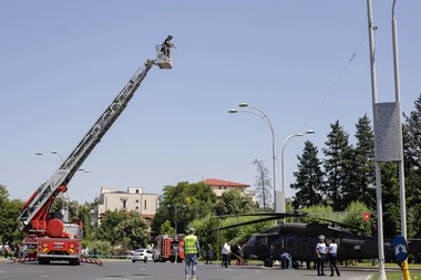 Elicopter militar aterizat în Capitală – Ministerul Apărării: Regretăm incidentul / Pilotul a reuşit să controleze aeronava astfel încât să nu fie victime, iar pagubele materiale să fie reduse / Au fost dispuse măsuri pentru a evita producerea, pe viitor, a unor astfel de incidente