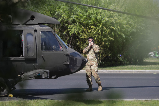 Elicopter militar aterizat în Capitală - MApN: Au fost anulate zborurile de antrenament / Festivităţile de Ziua Forţelor Aeriene, fără survolul aeronavelor militare / Aeronave de transport, în parada de la Arcul de Triumf

