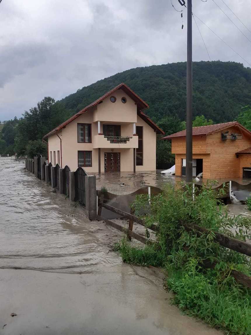 Alba: Zeci de case din zona oraşelor Abrud şi Câmpeni sunt inundate, iar 62 de persoane au fost evacuate/ Pompierii au intervenit pentru a salva mai multe persoane din locuinţe/ DN 74, blocat de aluviuni - FOTO, VIDEO