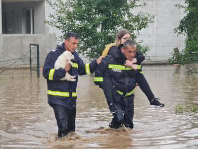UPDATE - Alba: Comuna Bistra, afectată de inundaţii/ O femeie şi doi copii, evacuaţi de urgenţă din casa în care apa atinsese nivelul de aproape un metru/ DN 75, blocat de ape/ Cincizeci de persoane, evacuate preventiv la Dăroaia - FOTO, VIDEO