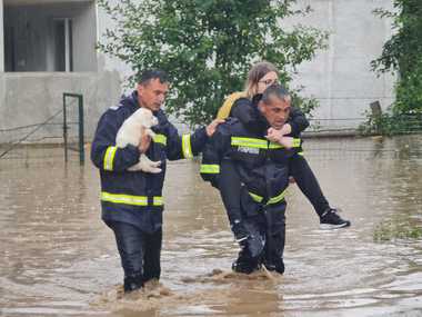 UPDATE - Alba: Comuna Bistra, afectată de inundaţii/ O femeie şi doi copii, evacuaţi de urgenţă din casa în care apa atinsese nivelul de aproape un metru/ DN 75, blocat de ape/ Cincizeci de persoane, evacuate preventiv la Dăroaia - FOTO, VIDEO